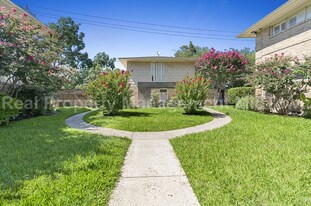 6127 Bandera Ave in Dallas, TX - Building Photo