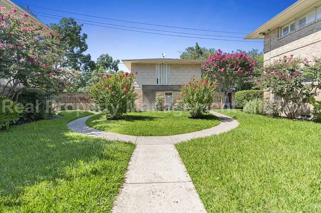 6127 Bandera Ave in Dallas, TX - Building Photo