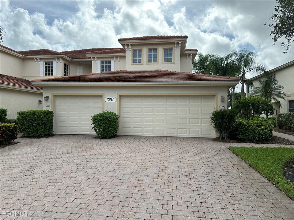 3010 Meandering Way in Ft. Myers, FL - Building Photo