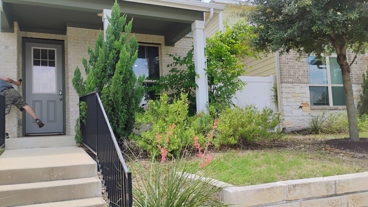 Room in Townhome on Norah Dr in Austin, TX - Building Photo