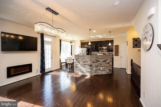 25239 Laureldale Ter in Chantilly, VA - Building Photo - Building Photo