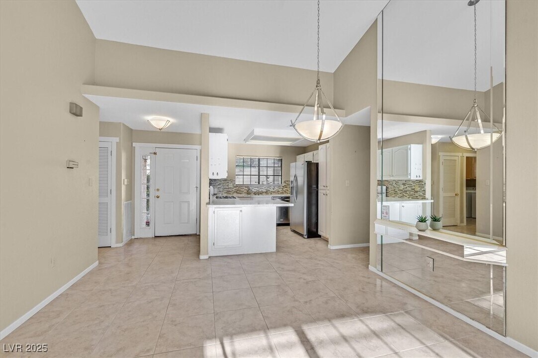 2851 S Valley View Blvd in Las Vegas, NV - Building Photo
