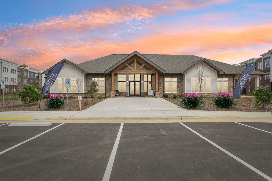 Peterson Station at Sunset Lake in Apex, NC - Foto de edificio