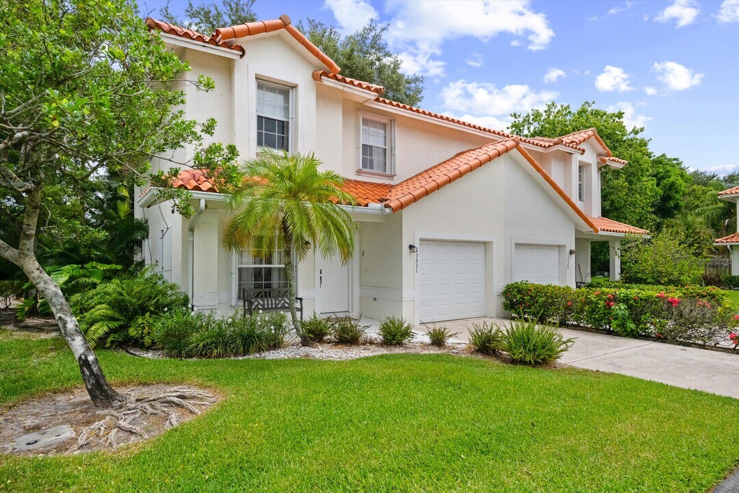 13531 Fountain View Blvd in Wellington, FL - Building Photo