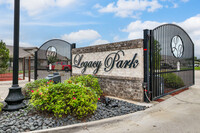 The Residence at Legacy Park in Granbury, TX - Foto de edificio - Building Photo