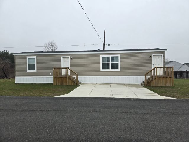 1437 West Dr in Alden, NY - Building Photo