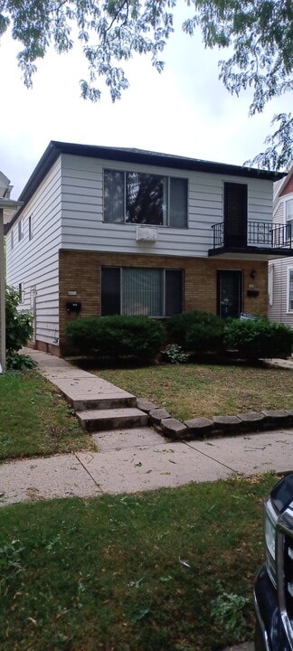 6011 W Lapham St, Unit upper in West Allis, WI - Foto de edificio
