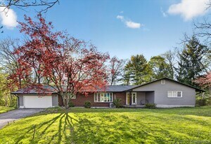 8 Jonathan Ln in Poughkeepsie, NY - Building Photo