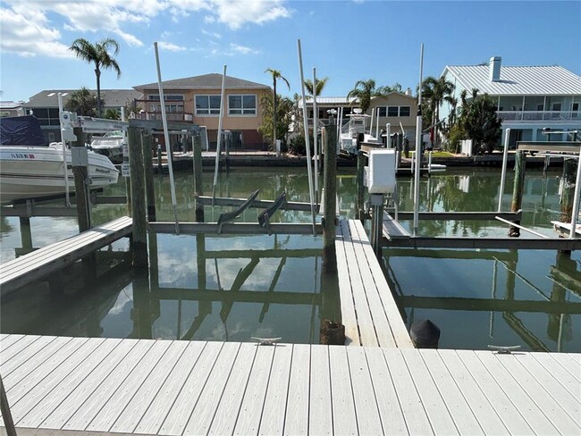 643 Garland Cir in Indian Rocks Beach, FL - Foto de edificio - Building Photo
