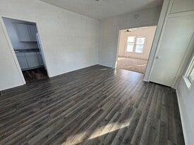 321 W 5th St in Cedar Falls, IA - Building Photo