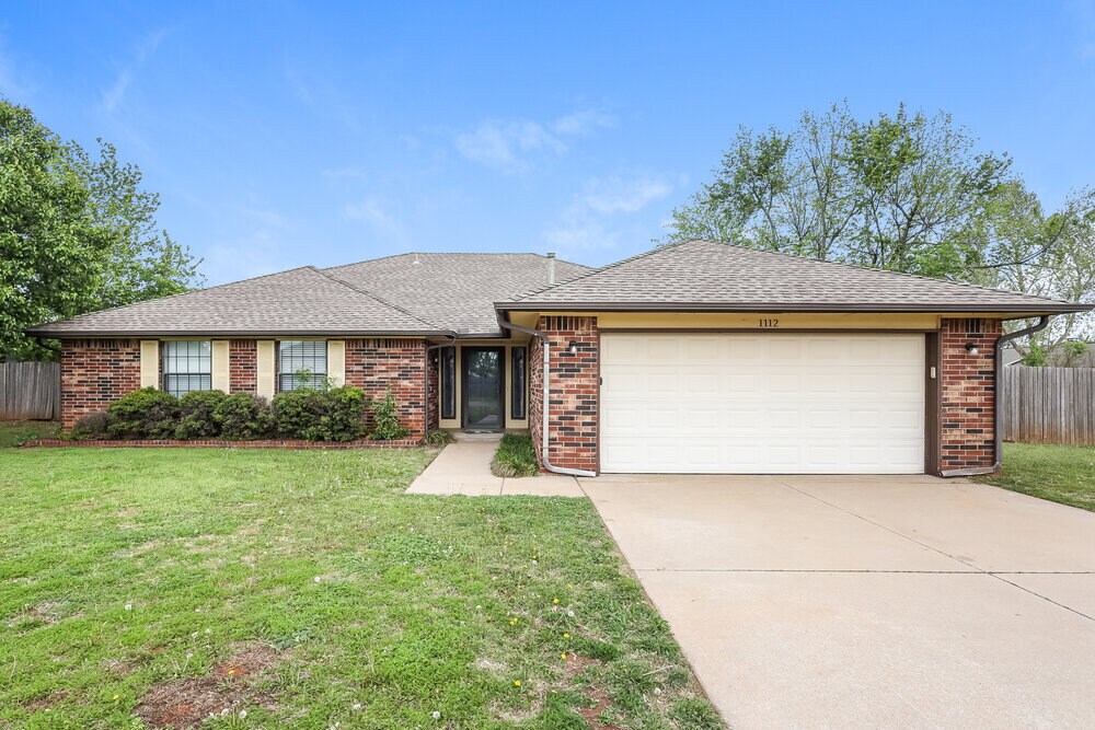 1112 Briar Bend Trail in Edmond, OK - Building Photo
