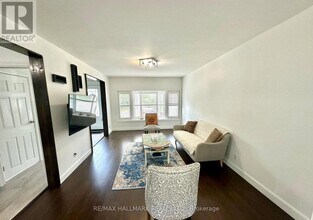 19 Richardson Dr in Aurora, ON - Building Photo - Building Photo