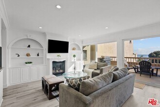 23924 De Ville Way, Unit D in Malibu, CA - Building Photo - Building Photo