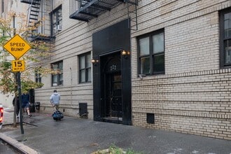 222 E 56th St in New York, NY - Foto de edificio - Building Photo