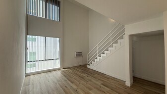 7044 Hawthorn Ave in Los Angeles, CA - Building Photo