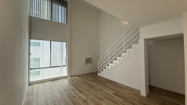 7044 Hawthorn Ave, Unit 305