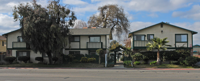 Oak Tree Apartments in Visalia, CA - Foto de edificio - Building Photo