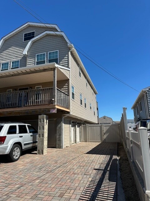 884 Beach St, Unit 884 Beach St in Lindenhurst, NY - Building Photo - Building Photo