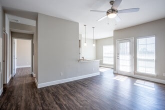 Green Tree Place in Houston, TX - Building Photo - Interior Photo