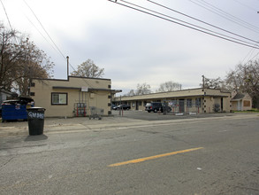 4720 Roosevelt Ave in Sacramento, CA - Foto de edificio - Building Photo