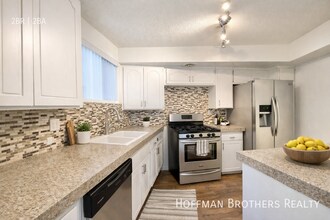 1830 N La Brea Ave in Los Angeles, CA - Building Photo - Building Photo