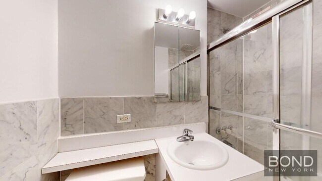 241 E 46th St in New York, NY - Building Photo - Building Photo