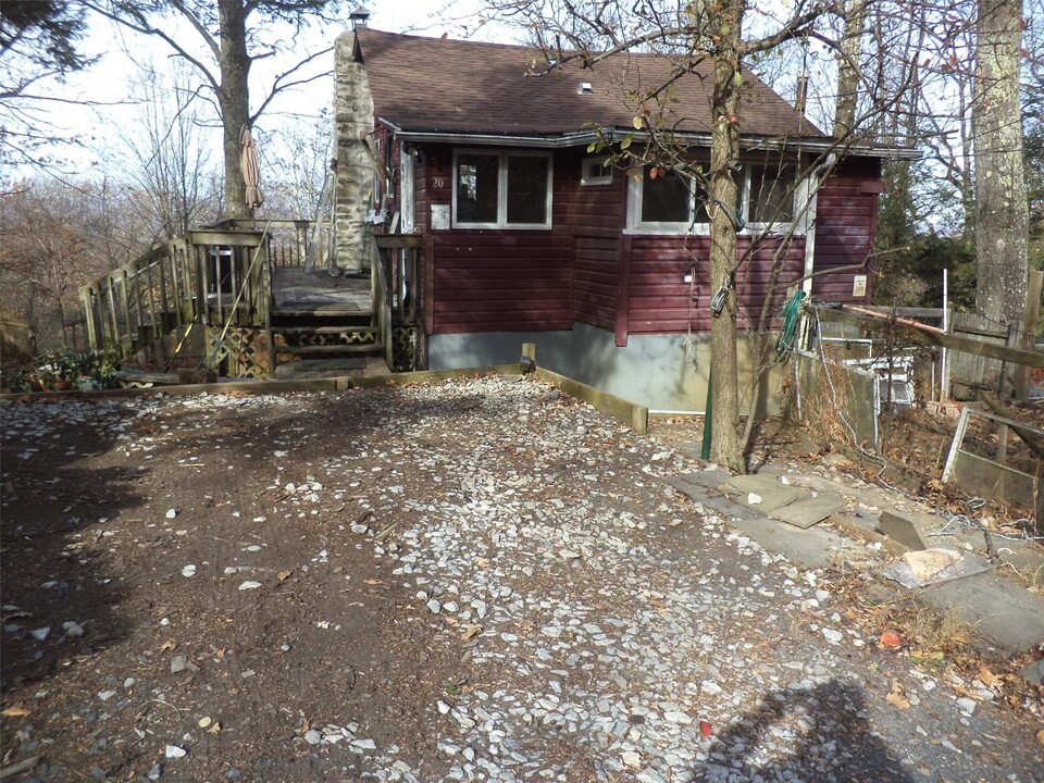 20 Oakwood Trail N in Monroe, NY - Building Photo