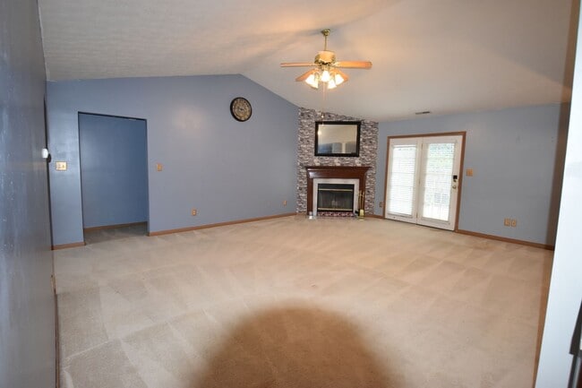 1495 Hedge Ct in Greenfield, IN - Building Photo - Building Photo