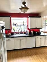 1924 SE 139th Ave, Unit Room 3 in Portland, OR - Building Photo - Building Photo
