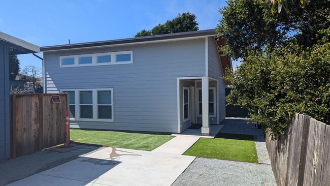 1555 Mira Mar Ave in Seaside, CA - Foto de edificio - Building Photo