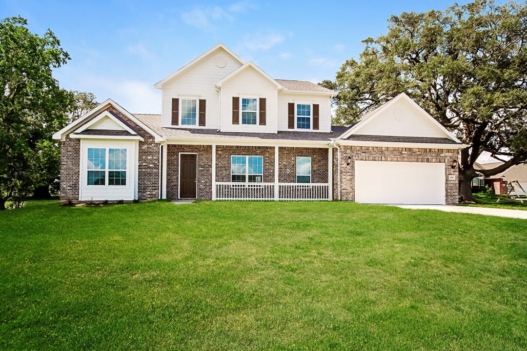 The Oaks at Suncreek Estates in Rosharon, TX - Building Photo