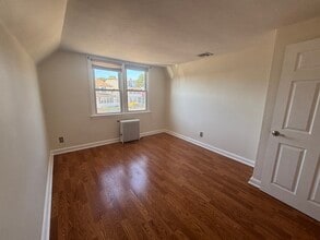 233 Broughton Ave, Unit 2 in Bloomfield, NJ - Building Photo - Building Photo