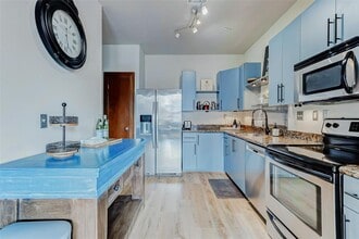 2205 McKinney St in Houston, TX - Building Photo - Building Photo