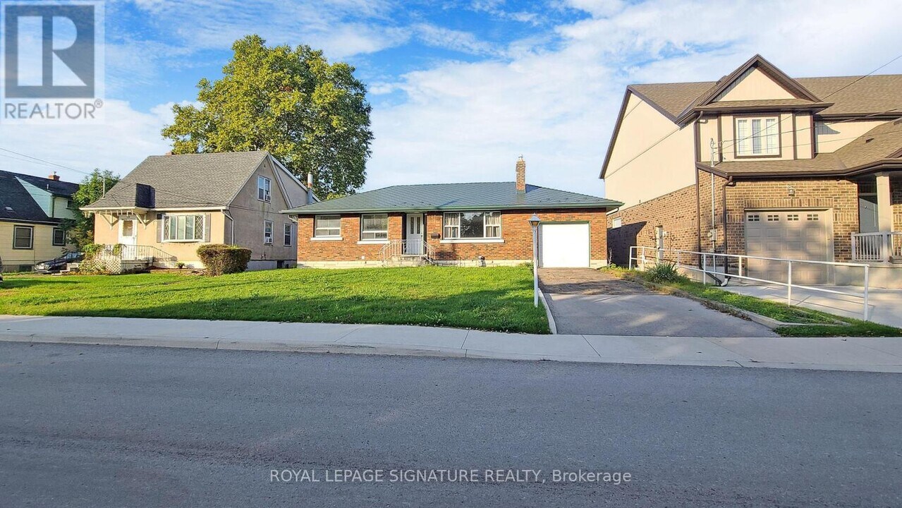 127 Moffatt St in St Catharines, ON - Building Photo