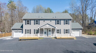 4817 NY-50 in Gansevoort, NY - Foto de edificio - Building Photo