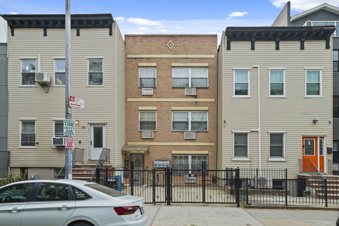 242 Palmetto St in Brooklyn, NY - Building Photo