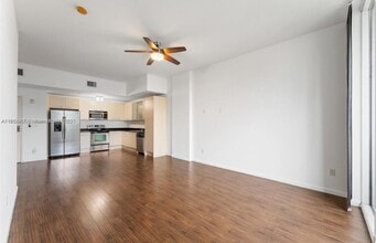 1350 NW 8th Ct, Unit 5 in Miami, FL - Foto de edificio - Building Photo