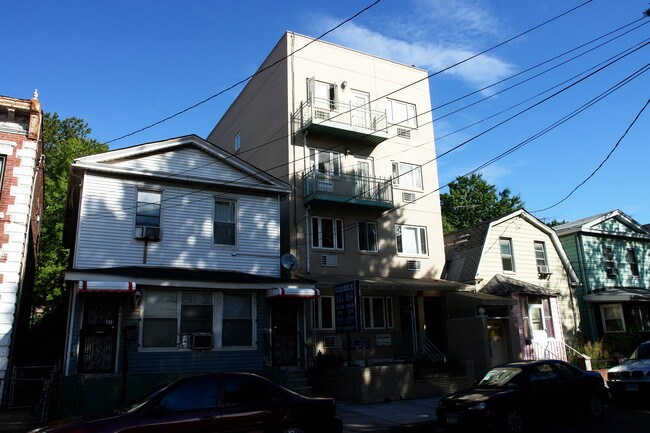 13227 41st Ave in Flushing, NY - Foto de edificio - Building Photo