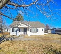 205 Madison Ave NE in Piedmont, OK - Building Photo