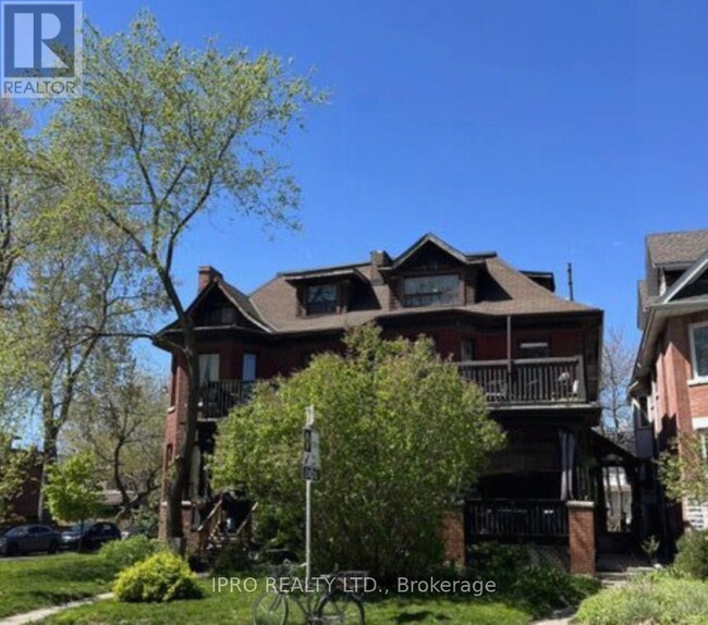 526-526 Palmerston Blvd in Toronto, ON - Building Photo - Building Photo