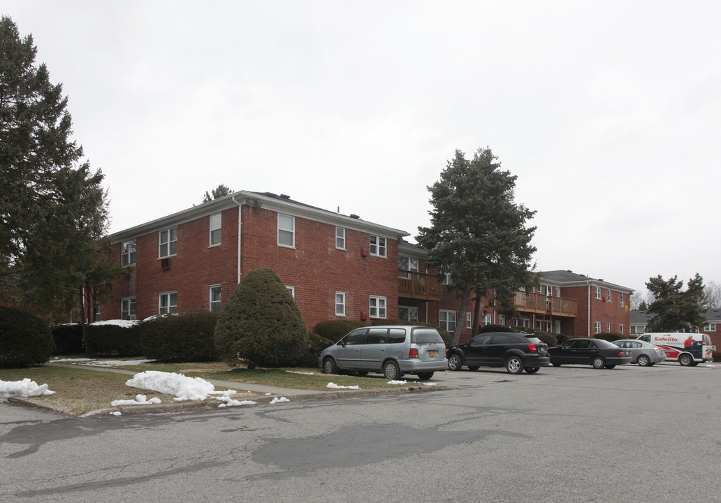 Canterbury Gardens in Poughkeepsie, NY - Foto de edificio