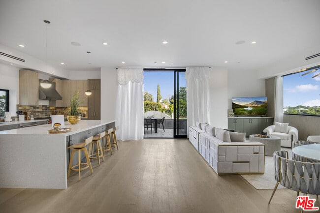 10563 Ashton Ave in Los Angeles, CA - Building Photo - Building Photo