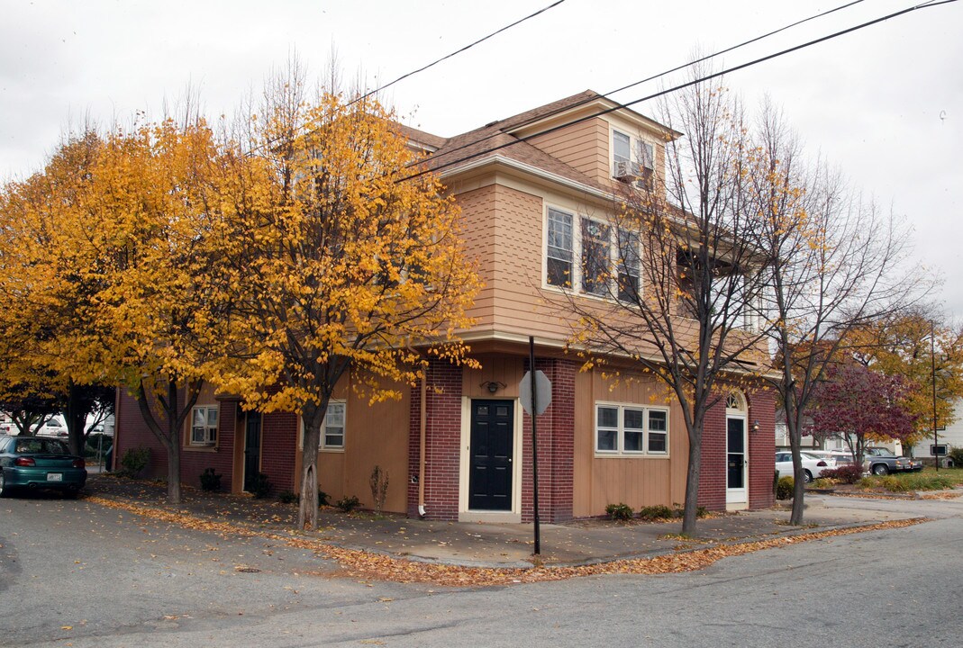 77 Governor St in Cranston, RI - Foto de edificio