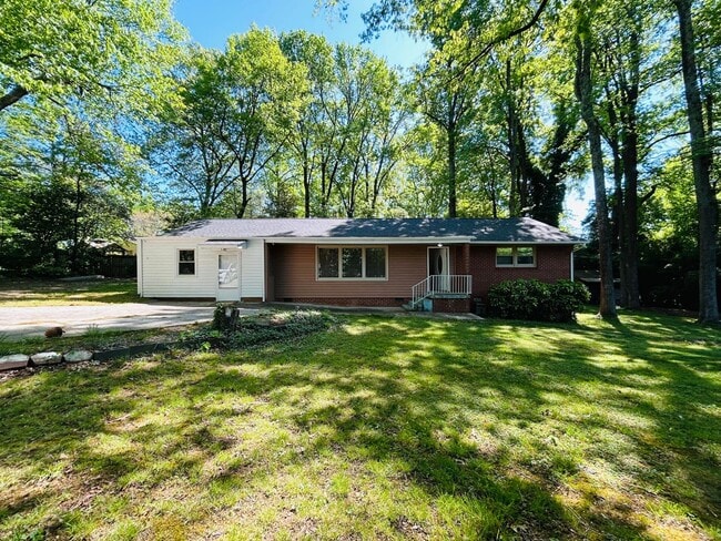 2100 Wingate St in Greensboro, NC - Building Photo - Building Photo