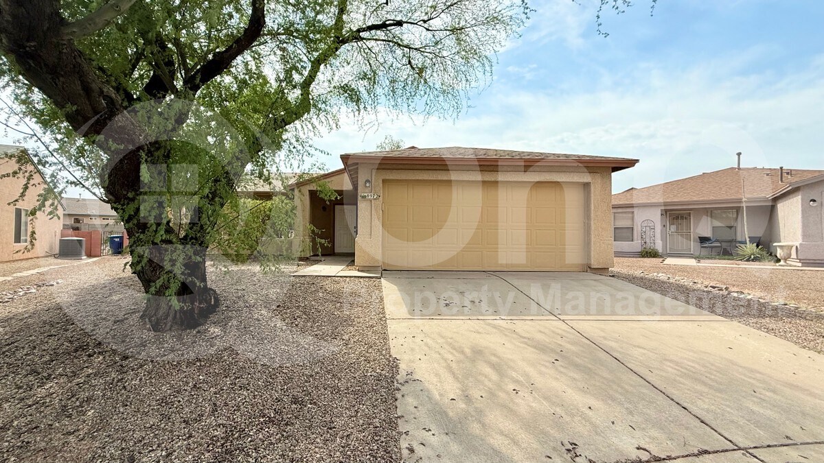 8972 E Mayberry Dr in Tucson, AZ - Building Photo
