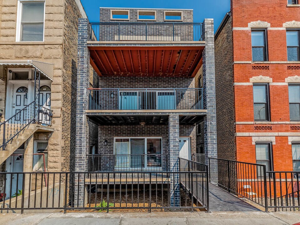 1634 W Cermak Rd in Chicago, IL - Building Photo