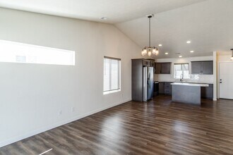 10612 W Salmonberry in Cheney, WA - Foto de edificio - Building Photo