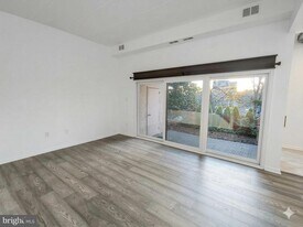 124 Roberts Ln in Alexandria, VA - Building Photo