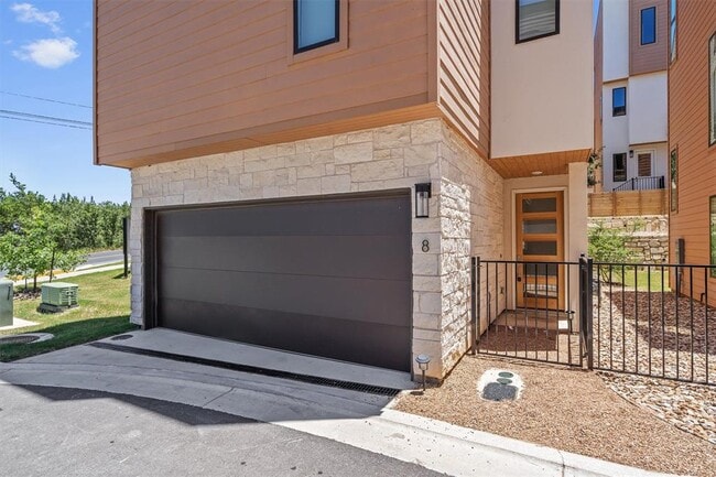 6823 Wolfcreek Pass in Austin, TX - Building Photo - Building Photo
