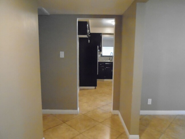 409 Pilot Ave in Bakersfield, CA - Foto de edificio - Building Photo